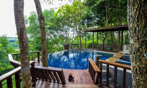 สระว่ายน้ำกลางแจ้งของ Village Farm and Winery ท่ามกลางบรรยากาศไร่องุ่นวังน้ำเขียว