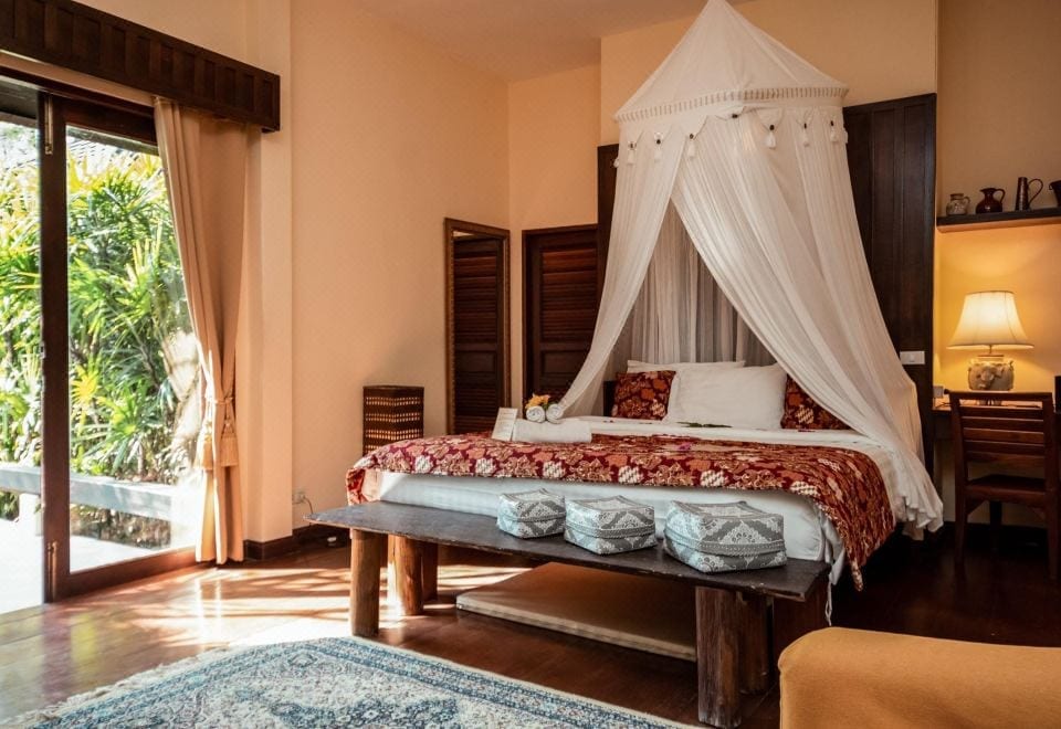 ห้องพักของ Villa Khao Phaengma ตกแต่งสไตล์ไทย-บาหลีด้วยงานไม้และเตียงโปร่งสบาย
