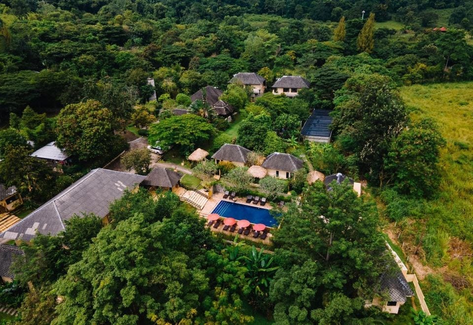สระว่ายน้ำกลางแจ้งระบบเกลือของ Villa Khao Phaengma ท่ามกลางสวนและวิวภูเขาเขาแผงม้า