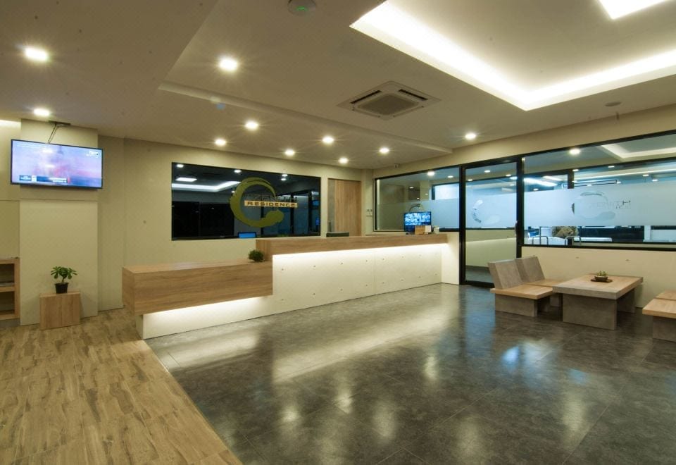 ห้องพักสไตล์ญี่ปุ่นเซนของ The Zenith Residence Hotel โคราช โทนสงบพร้อมตู้เย็นและครัวเล็ก