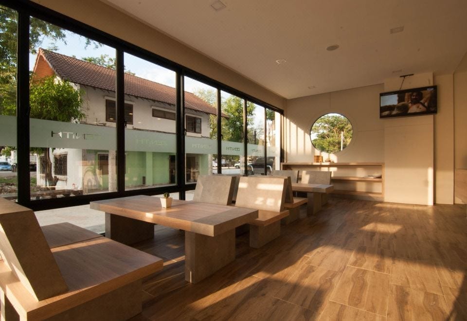 ภายนอกอาคาร The Zenith Residence Hotel บนถนนมิตรภาพกลางเมืองโคราช