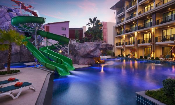 พื้นที่สวนและสระว่ายน้ำของ Ananta Burin Resort ย่านอ่าวนาง กระบี่