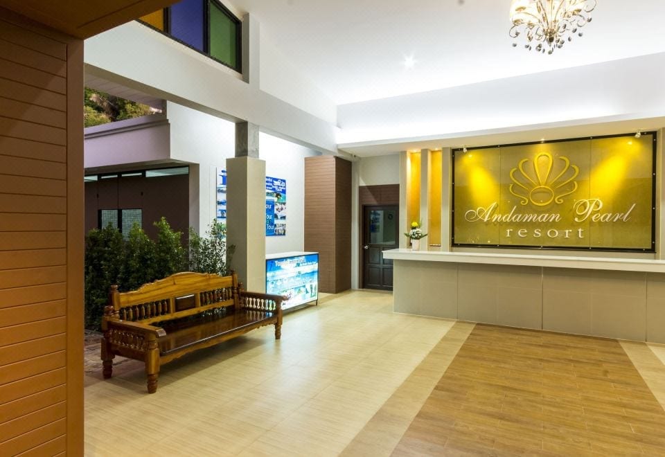 ห้องพักของ Andaman Pearl Resort ตกแต่งโทนอบอุ่นพร้อมระเบียงส่วนตัว