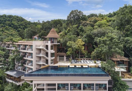 ห้องพักสไตล์โมเดิร์นของ Aonang Cliff Beach Resort พร้อมระเบียงส่วนตัว
