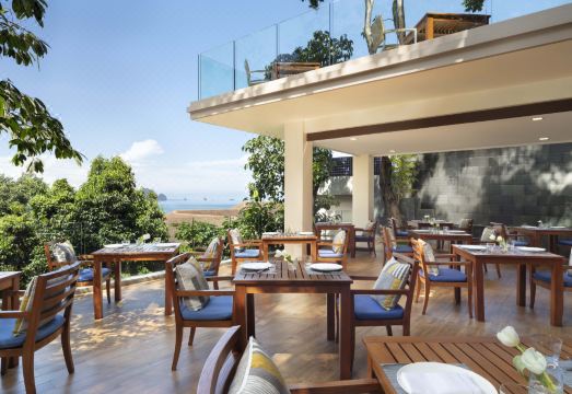 สระว่ายน้ำของ Aonang Cliff Beach Resort กลางรีสอร์ตริมหน้าผาอ่าวนาง