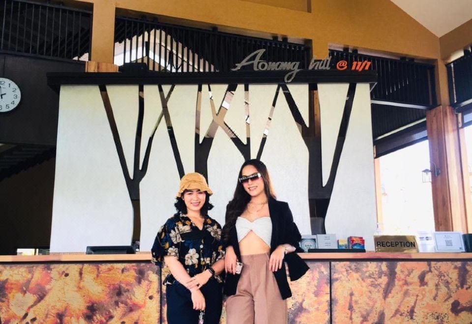 สระว่ายน้ำกลางแจ้งของ Aonang Hill @ 11/1 มองออกไปเห็นหน้าผาหินปูนและภูเขาเขียว