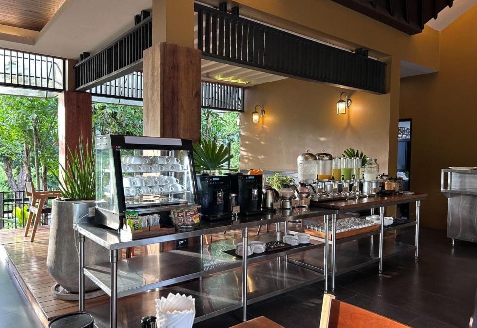 ห้องพักของ Aonang Hill @ 11/1 ตกแต่งโทนอบอุ่นพร้อมระเบียงและวิวภูเขา