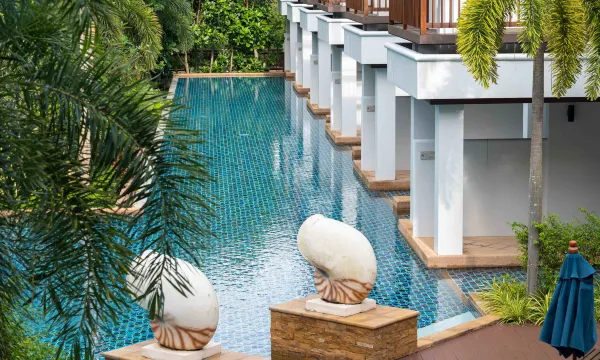 สระว่ายน้ำกลางแจ้งของ Avani+ Koh Lanta มองออกไปเห็นทะเล
