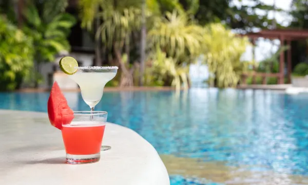 Reggae Bar บนหน้าผาริมทะเลของ Avani+ Koh Lanta ช่วงพระอาทิตย์ตก