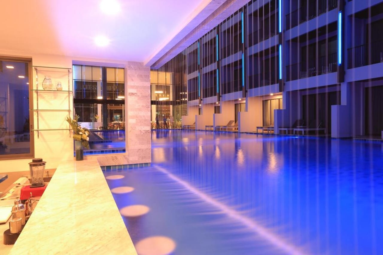 สระว่ายน้ำกลางแจ้งพร้อมสวิมอัพบาร์ของ BlueSotel Krabi AoNang Beach โทนสีฟ้าสดใส