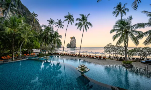 สระว่ายน้ำกลางแจ้งของ Centara Grand Beach Resort & Villas Krabi ท่ามกลางสวนและวิวทะเลอันดามัน