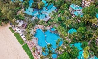 บรรยากาศรีสอร์ต Centara Grand Beach Resort & Villas Krabi ล้อมรอบด้วยภูเขาหินปูน