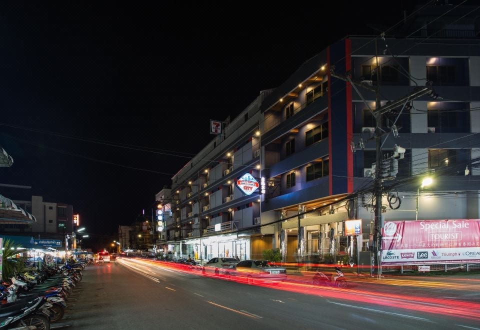 ด้านหน้า City Hotel Krabi โรงแรมราคาประหยัดกลางตัวเมืองกระบี่ บนถนนมหาราช ซอย 10