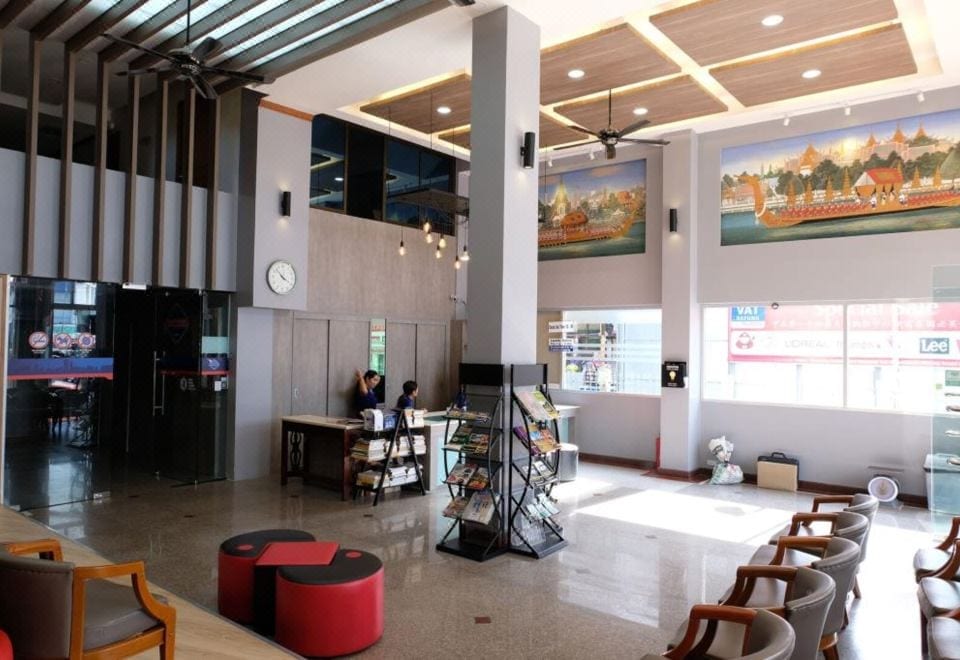 บรรยากาศตัวเมืองกระบี่ย่านปากน้ำใกล้โรงแรม ตลาดกลางคืนและร้านอาหารริมถนน
