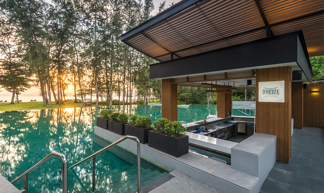 สระว่ายน้ำริมทะเล Breeze Pool and Bar ของ Dusit Thani Krabi ริมหาดคลองม่วง