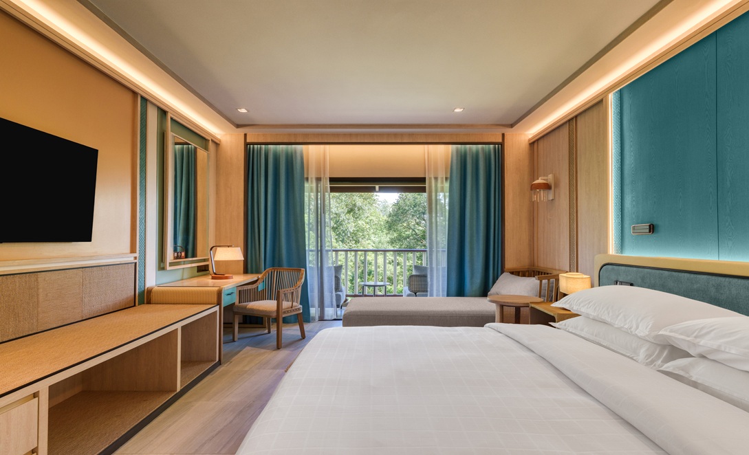 ห้อง Deluxe Premium สไตล์ไทยร่วมสมัยพร้อมระเบียงส่วนตัวของ Dusit Thani Krabi