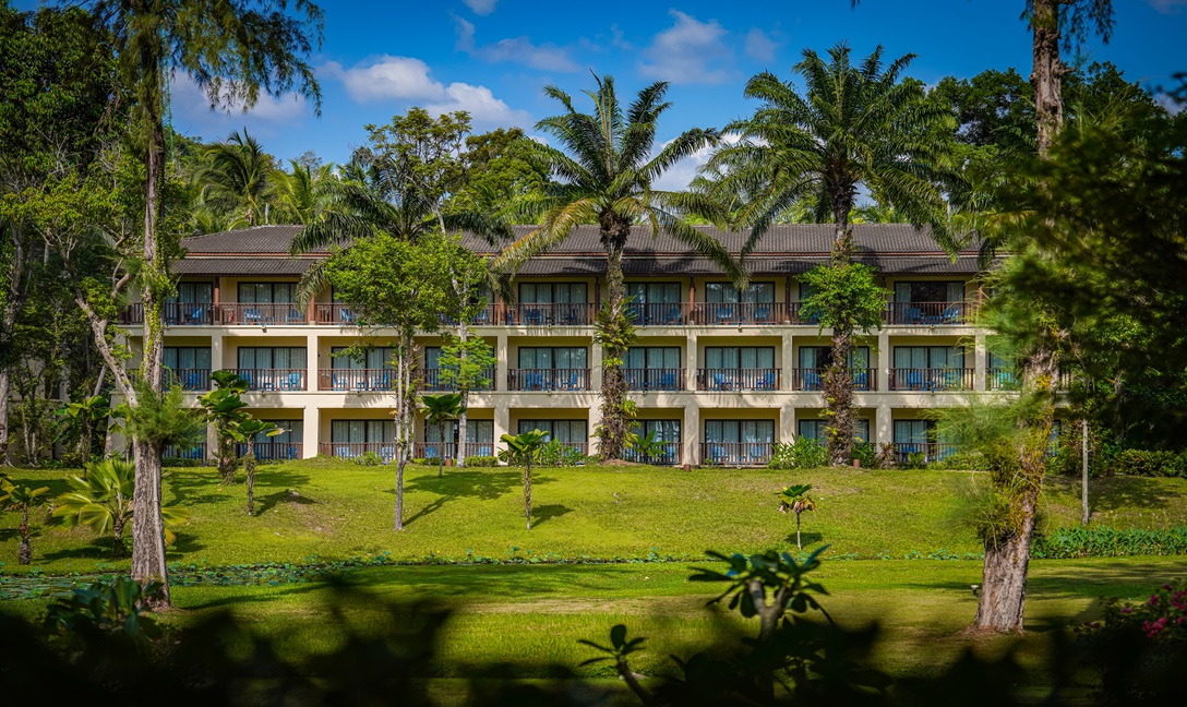 สวนเขตร้อนและพื้นที่รีสอร์ตกว้างของ Dusit Thani Krabi Beach Resort