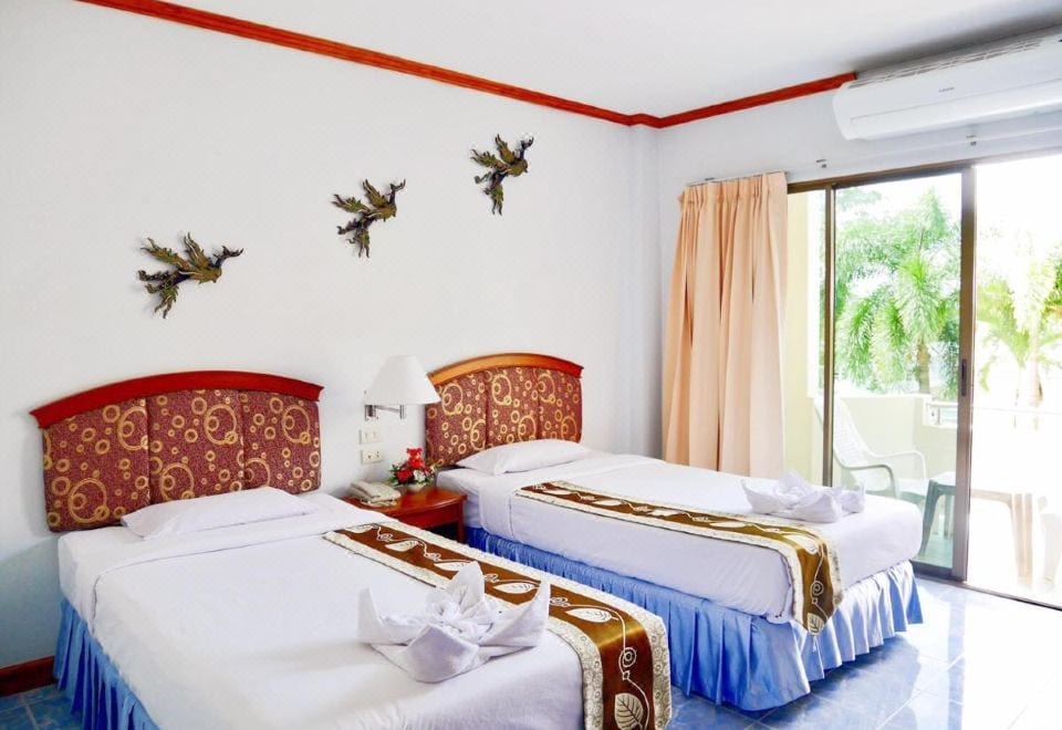 ห้องพักของ Krabi Golden Hill Hotel โทนเรียบสะอาด พร้อมแอร์ ทีวี ตู้เย็น และระเบียงส่วนตัว