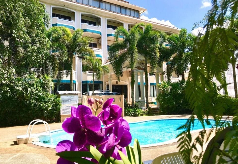 สระว่ายน้ำกลางแจ้งขนาดเล็กของ Krabi Golden Hill Hotel ท่ามกลางบรรยากาศเงียบสงบบนเนิน