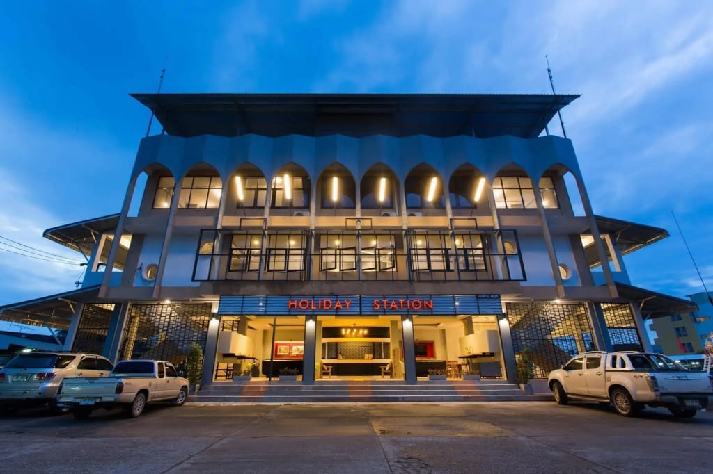 ห้องกล่อง (box room) ของ Holiday Station Hostel กระบี่ ในอาคารโรงหนังเก่า มีเตียง โต๊ะ ไฟอ่านหนังสือ และแอร์
