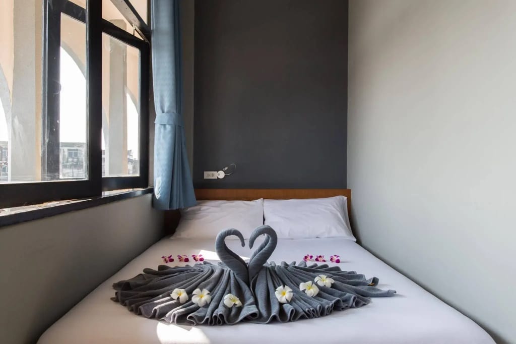 ทำเลของ Holiday Station Hostel บนถนนอุตรกิจ ย่านปากน้ำ ใจกลางตัวเมืองกระบี่ เดินถึงตลาดกลางคืน