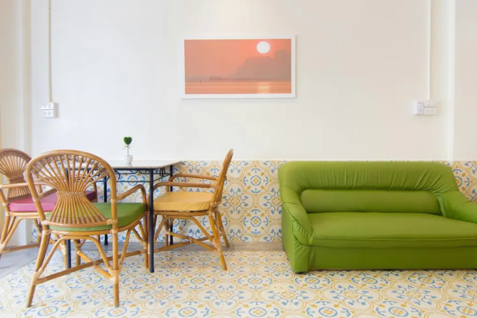 ห้องพักของ K.L. Boutique Hotel กระบี่ ตกแต่งสไตล์อินดัสเทรียลโทนอบอุ่น พร้อมแอร์และทีวีจอแบน