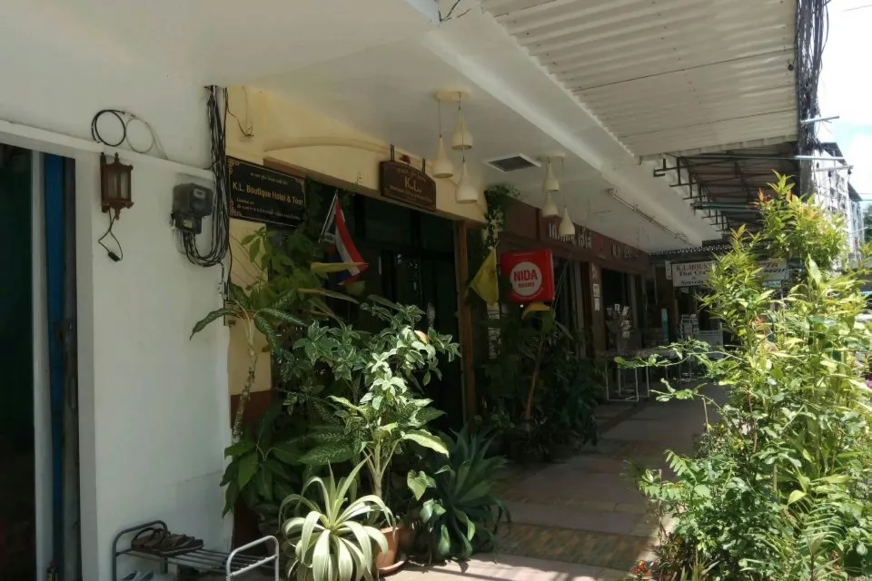 ห้อง Superior ของ K.L. Boutique Hotel กระบี่ กว้างสะอาด มีโต๊ะทำงานและมุมนั่งเล่น