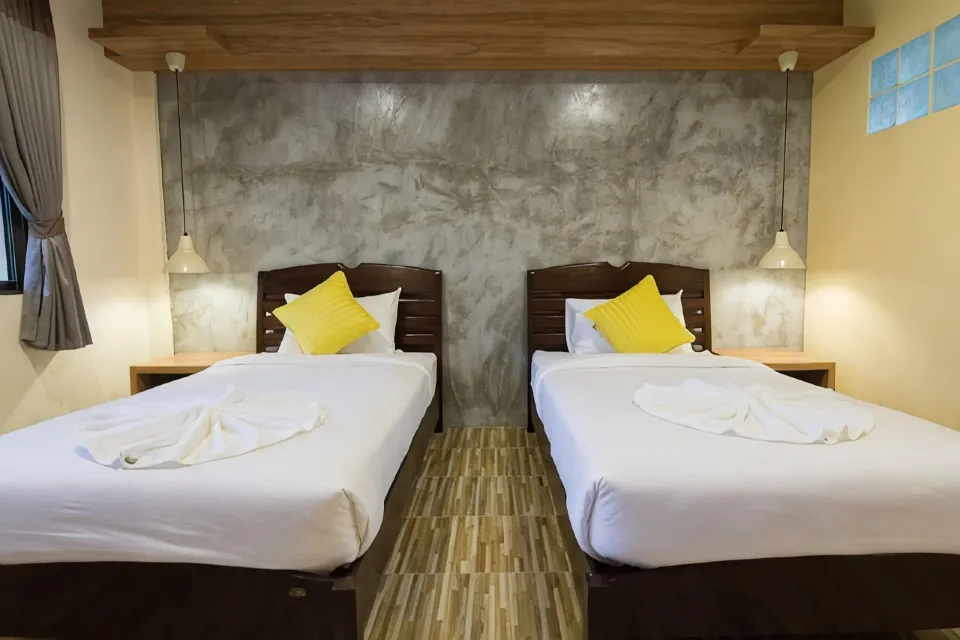 บรรยากาศห้องน้ำและพื้นที่ส่วนกลางของ K.L. Boutique Hotel กระบี่ ดูสะอาดและเรียบง่าย