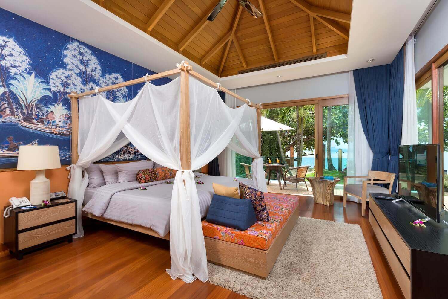 สระว่ายน้ำกลางแจ้งของ Krabi Resort ท่ามกลางสวนเขตร้อนริมหาดอ่าวนาง