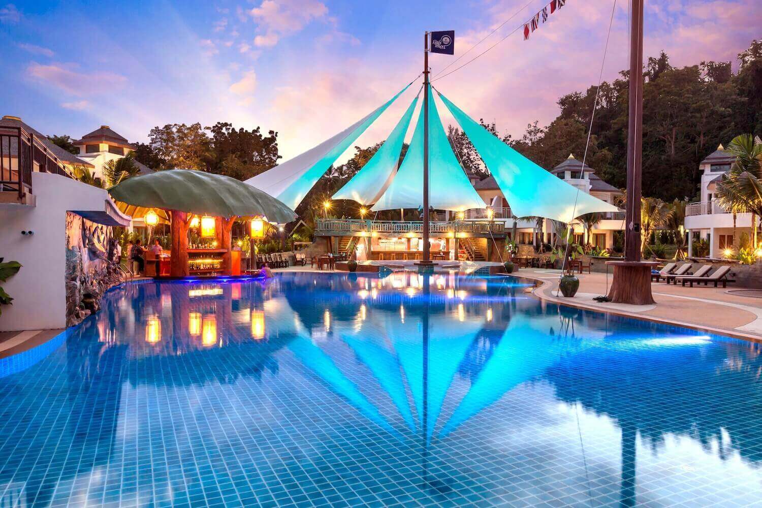หาดส่วนตัวและทะเลหน้า Krabi Resort กับวิวภูเขาหินปูนอ่าวนาง
