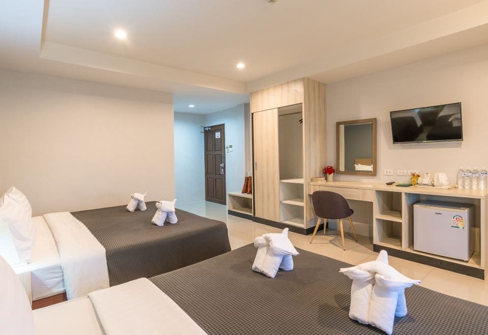 ห้องพักของ Lada Krabi Residence ตกแต่งเรียบง่ายโทนสว่าง มีเตียงนุ่ม แอร์ และระเบียงเล็ก