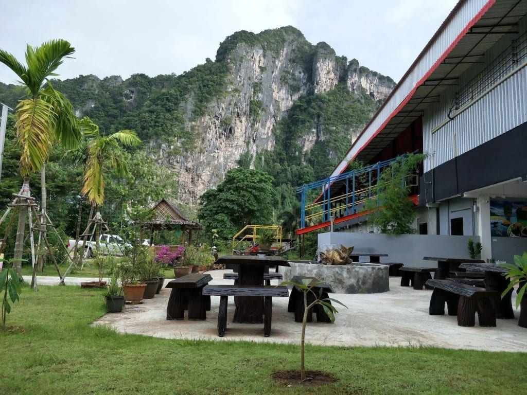 พื้นที่ส่วนกลางและครัวของ The Moment Hostel ที่แขกใช้ทำอาหารและนั่งเล่นได้
