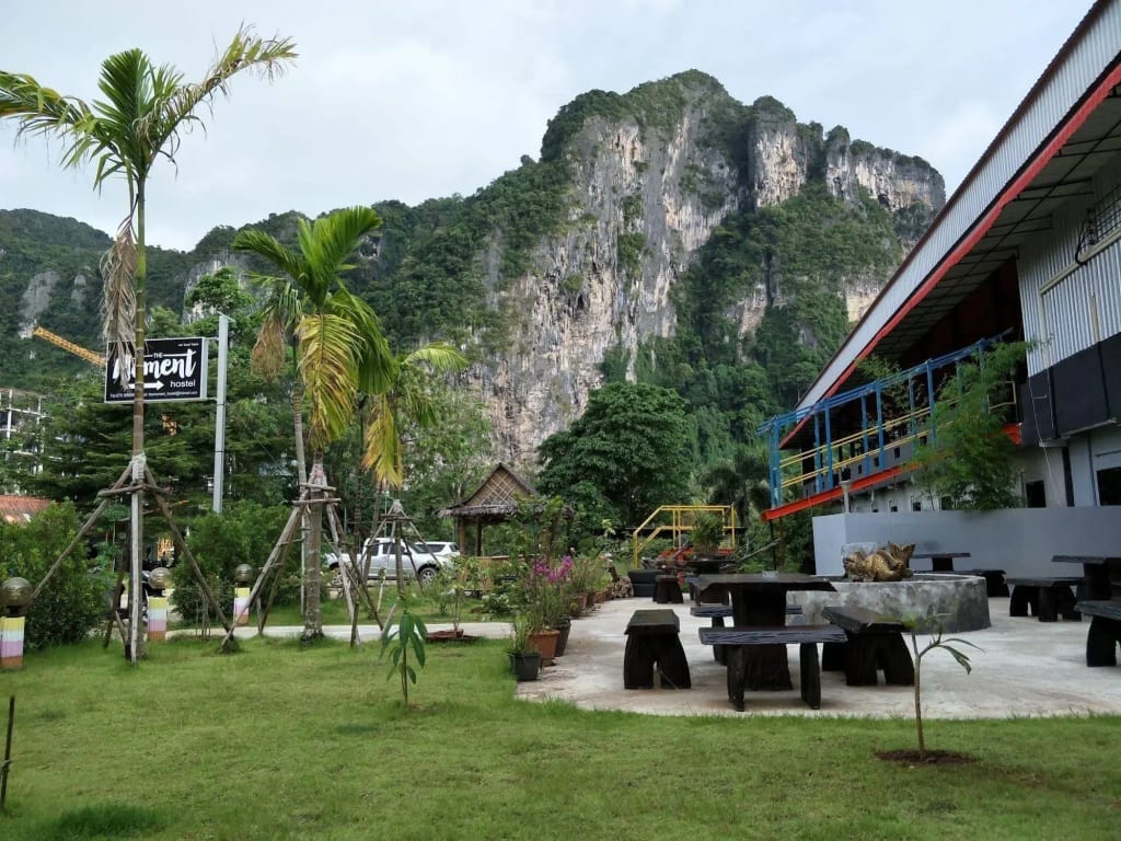ทำเลกลางถนนหลักอ่าวนางของ The Moment Hostel รายล้อมด้วยร้านอาหารและร้านค้า