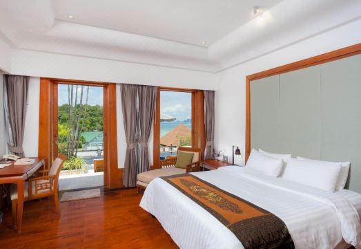 วิลล่าสไตล์ไทยร่วมสมัยของ Nakamanda Resort ใช้ไม้สักและหิน บรรยากาศร่มรื่น