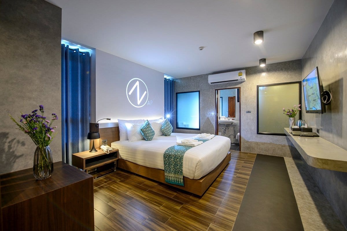 สระว่ายน้ำกลางแจ้งของ Nap Krabi Hotel พร้อมสระเด็กและมุมนั่งเล่นริมสระ ใกล้สนามบินกระบี่