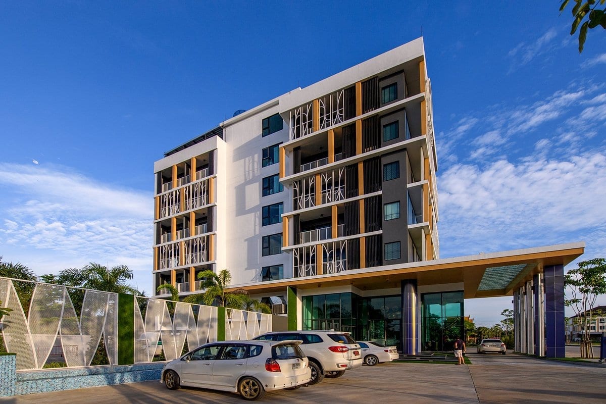 ห้องพักของ Nap Krabi Hotel โทนเรียบสะอาด พร้อมระเบียงส่วนตัวมองวิวรอบโรงแรม