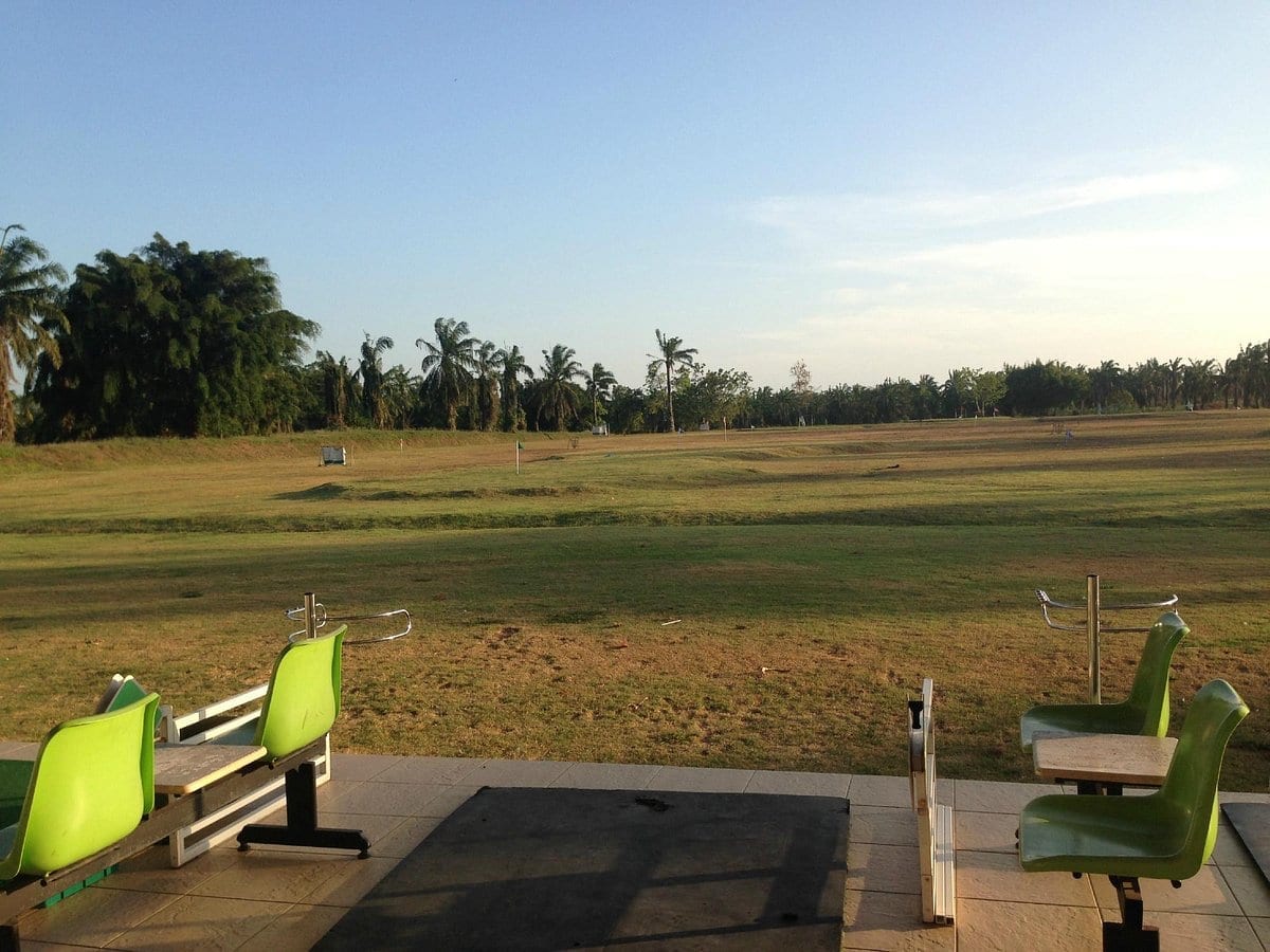 ห้องพักของ Palm Driving Range & Resort กระบี่ ห้องกว้างมีแอร์และระเบียงมองออกสนามไดร์ฟ