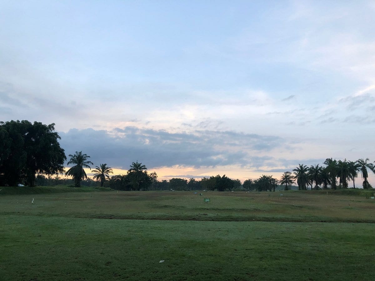 ร้านอาหารริมบ่อปลาในดงปาล์มของ Palm Driving Range & Resort กระบี่ บรรยากาศร่มรื่นเงียบสงบ