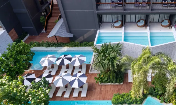 สระว่ายน้ำหลักทรงลากูนของ Panan Krabi Resort ท่ามกลางสวนเขตร้อน