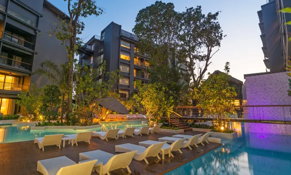 สระดาดฟ้าของ Panan Krabi Resort มองออกไปเห็นภูเขาหินปูนอ่าวนาง