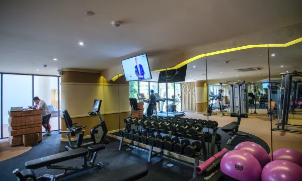 ห้องพักของ Panan Krabi Resort ตกแต่งทันสมัย มีระเบียงส่วนตัว