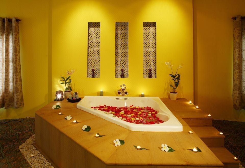 ลากูนน้ำใสกลางสวนเขตร้อนของ Peace Laguna Resort & Spa อ่าวนาง พร้อมฉากหลังเขาหินปูน