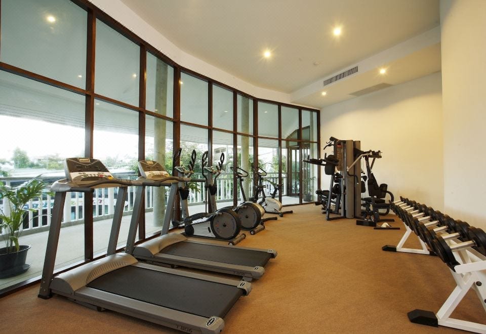 สระว่ายน้ำกลางแจ้งของ Peace Laguna Resort & Spa ท่ามกลางสวนร่มรื่นกลางอ่าวนาง กระบี่