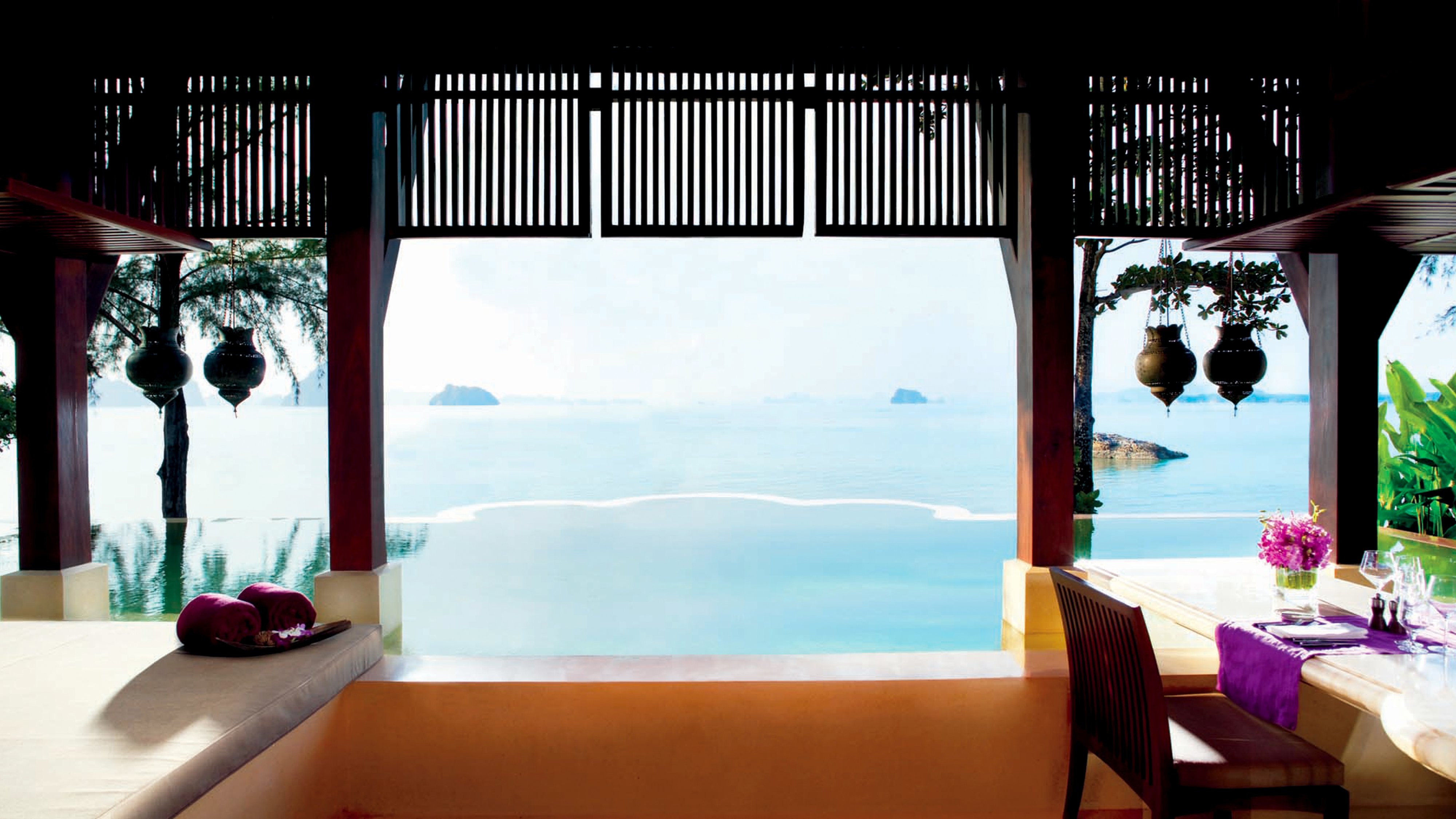 วิวทะเลอันดามันและแนวเขาหินปูนจากรีสอร์ต Phulay Bay กระบี่ ยามเย็น