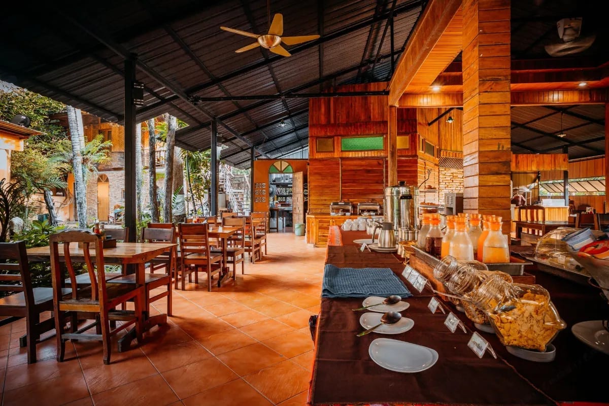 มุมร้านอาหารและพื้นที่นั่งเล่นกลางสวนของ Phu Pha Aonang Resort & Spa ในย่านอ่าวนาง กระบี่