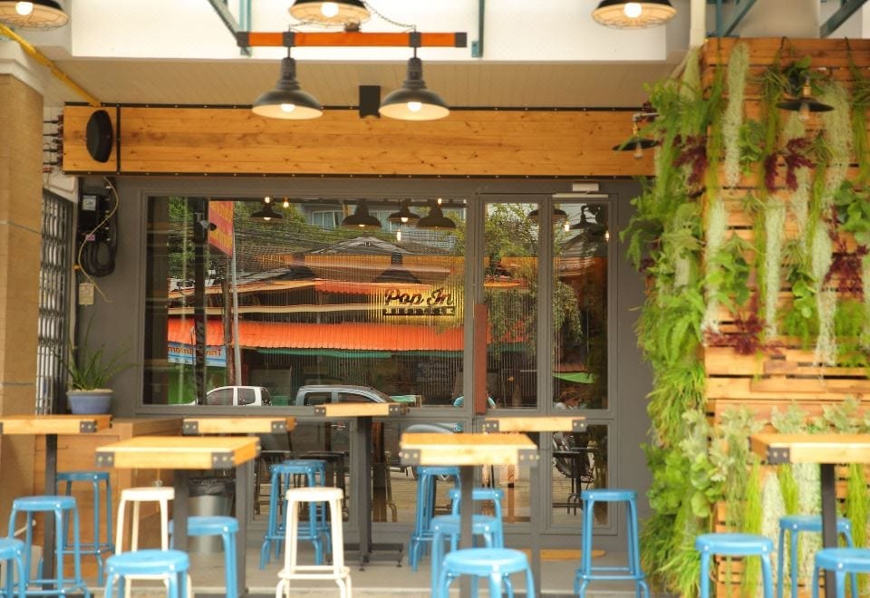 เตียงบังก์ในดอร์มของ Pop-In Hostel อ่าวนาง พร้อมม่านปิดส่วนตัวและไฟอ่านหนังสือ