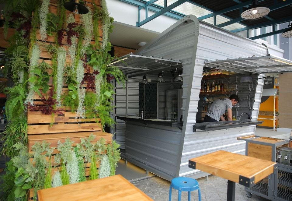 พื้นที่ส่วนกลางและบาร์ของ Pop-In Hostel จุดนั่งคุยและทำกิจกรรมยามค่ำ