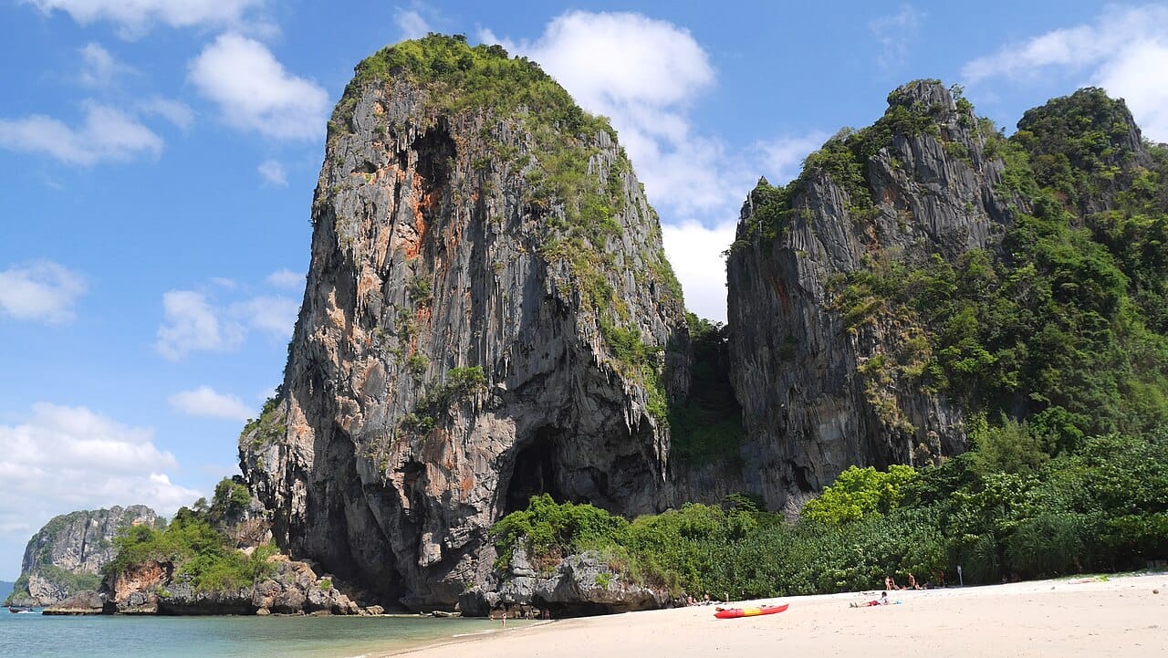 ชายหาดและเรือ longtail ที่หาดพระนาง กระบี่