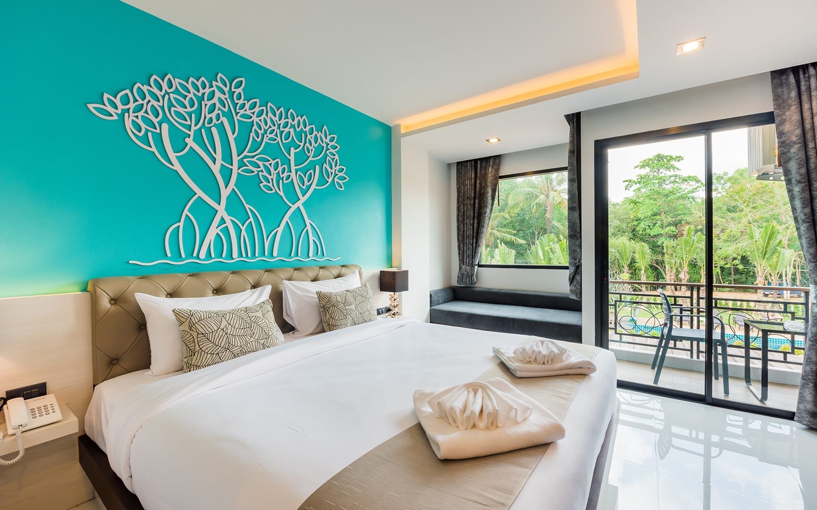 ห้อง Deluxe วิวสระของ River Front Krabi Hotel ตกแต่งโทนอบอุ่นพร้อมระเบียงส่วนตัว