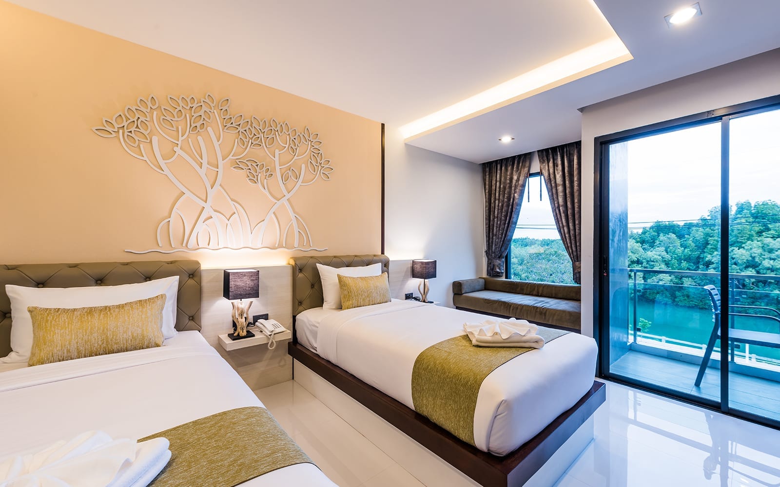 ห้อง Deluxe Twin วิวแม่น้ำของ River Front Krabi Hotel มองเห็นสายน้ำและป่าโกงกาง